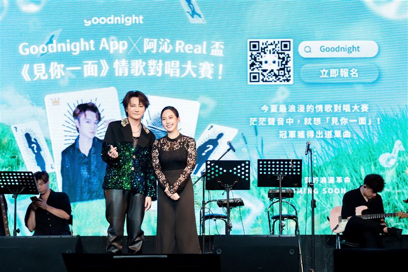 阿沁(左)演場會現場,也特別邀請Goodnight App 運營總監黃詩絜(右)上台分享品牌心路歷程