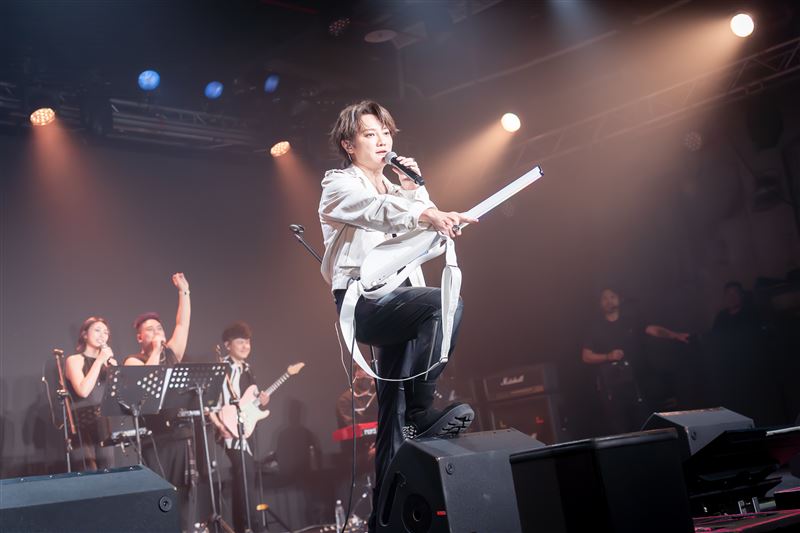 身爲寵妻磨人的他也大方放閃允諾未來有機會打造家人專屬歌曲