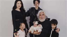 張紀中（中）曬出全家福反擊前妻指控。（圖／翻攝自張紀中微博）