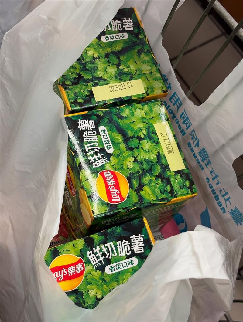 SOMI上傳來台的花絮照片中,其中一張有三大盒香菜洋芋餅乾。(圖/翻攝自somsomi0309 IG)