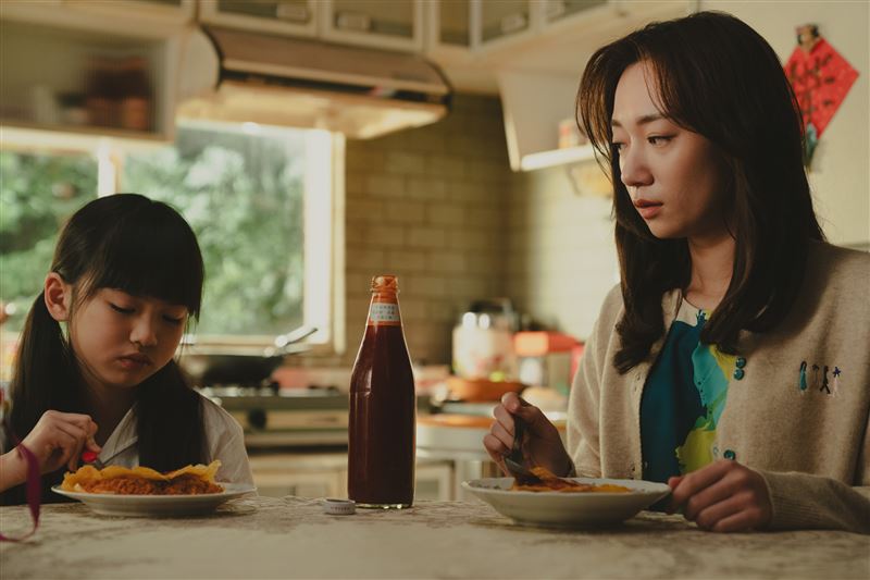 劇中吳卓源飾演的母親教幼年的樂樂做蛋包飯,是樂樂記憶中深刻的畫面之一。(圖/Netflix提供)