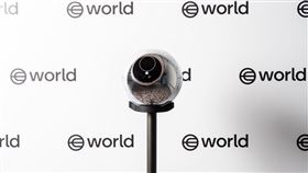 ▲World App登台，掃描虹膜即可獲得匿名World ID，銀色球形裝置Orb數秒內完成掃描，不儲存原始影像，TFH與Visa合作推World Card，WLD未來可全球消費。（圖／World ID提供）