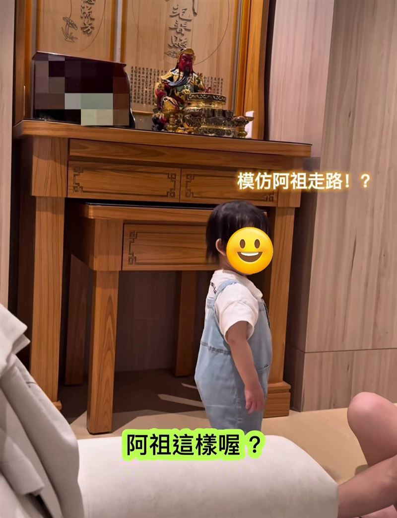 玉兔3歲兒模仿「阿祖走路」。（圖／翻攝自玉兔IG）