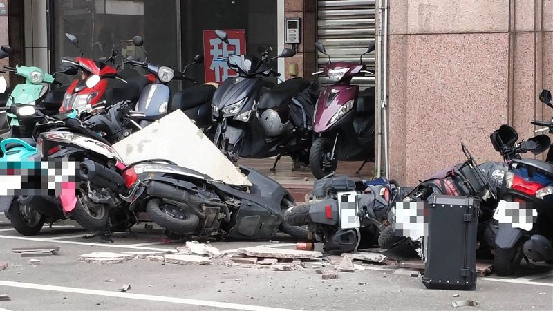 鯨友百貨「巨型花岡石」砸落！擊毀6機車