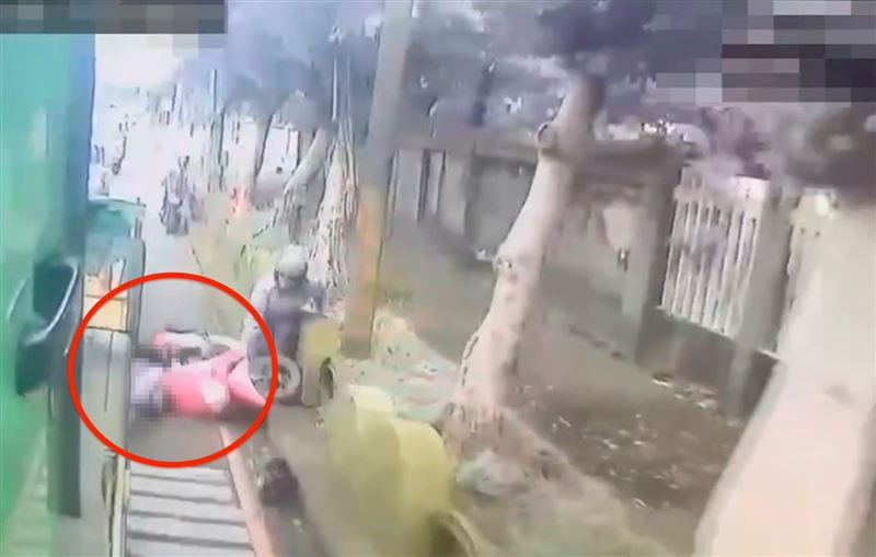 34歲印尼移工無照騎車，成了車下亡魂。（圖／翻攝畫面）