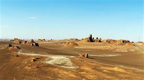 ▲離開伊朗克爾曼省省會克爾曼市不遠，盧特沙漠中所謂的「沙堡」。（圖／翻攝維基百科）