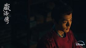 藏海（肖戰 飾）正式對決三大滅門仇人，每一個眼神都是戲。（圖／Disney+提供）
