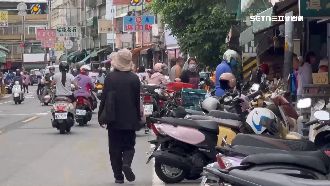 「最亂一條街」攤販搶道　警硬起來大取締