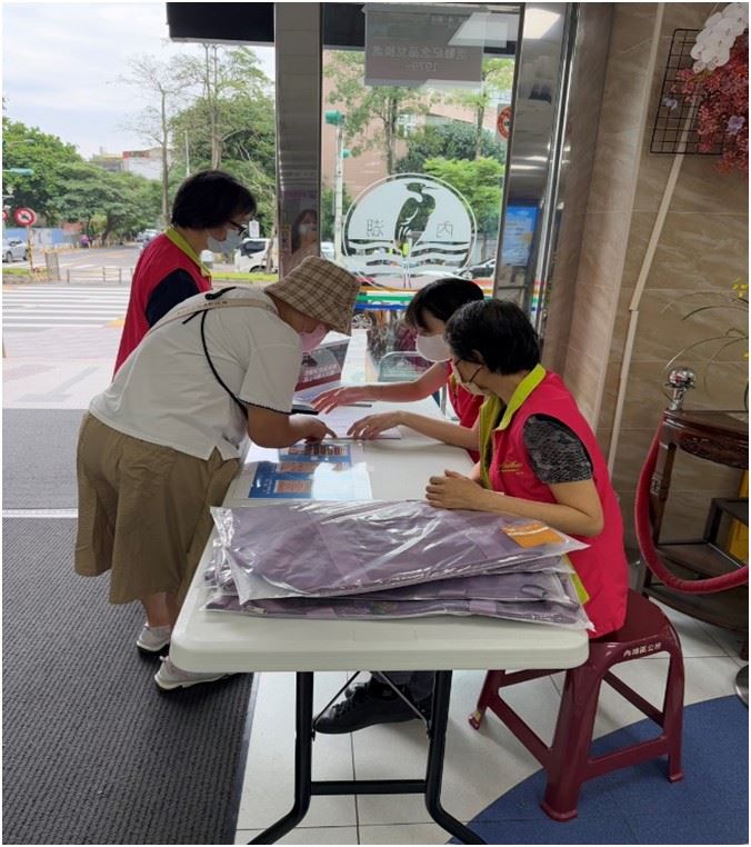 民眾前往區公所兌換限量紀念品「EASY WALK漫遊包」。（圖／內湖區公所提供）
