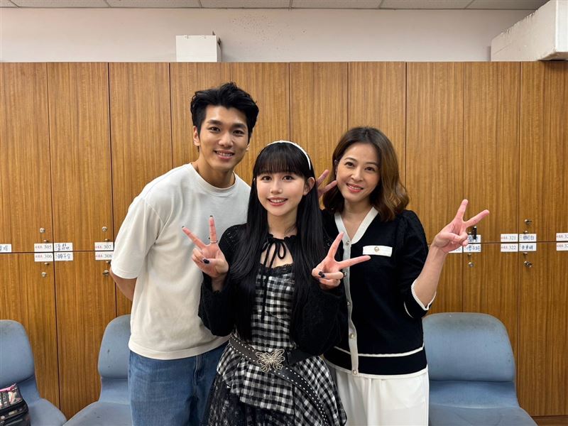 金鐘創作才女琳誼Ring（中）驚喜現身八點檔劇組探班，與「樂軒CP」吳政澔（左）、蘇晏霈（右）開心合影。（圖／民視提供）