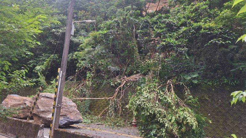 2顆共約10噸重巨石掉落擋路中。(圖/翻攝畫面)