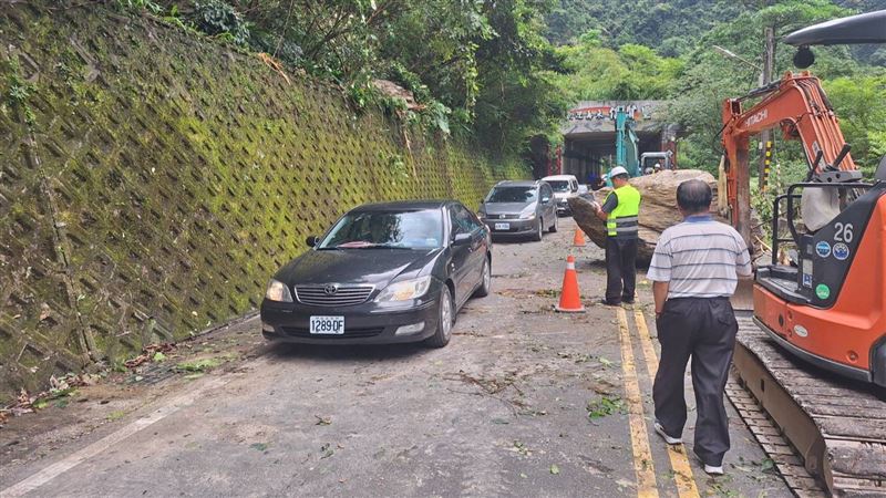 現場僅開放單線雙向通行。(圖/翻攝畫面)