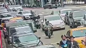▲北市丁男酒後開賓士車駛出停車格時撞倒男騎士。（圖／翻攝畫面）
