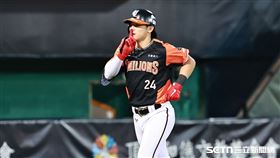 ▲中職36年，統一獅右外野手陳傑憲用「魚雷球棒」擊出全壘打。（圖／記者劉彥池攝影）