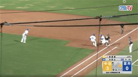 ▲劉俊豪蹲下躲球。（圖／翻攝自CPBLTV）