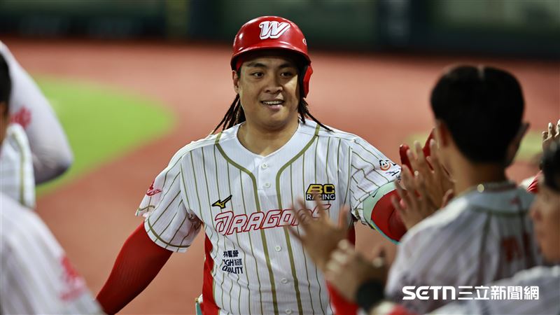 中職36年，味全龍指定打擊吉力吉撈・鞏冠敲出陽春砲。（圖／記者劉彥池攝影）
