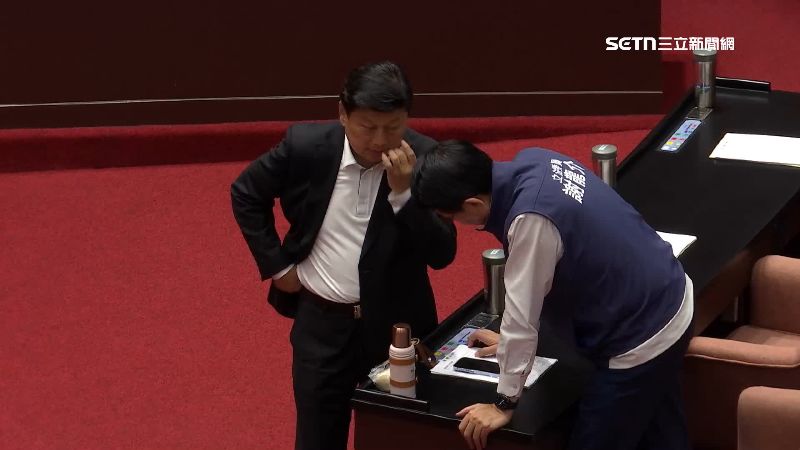 傅崐萁想搭電梯　尷尬了！沒藍委讓位