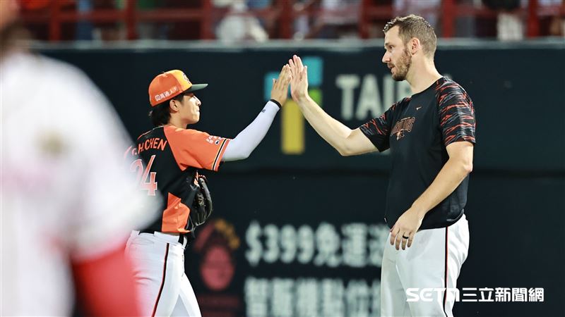 中職36年，統一獅7：4擊敗味全龍，陳傑憲賽後和布雷克擊掌慶祝勝利。（圖／記者劉彥池攝影）