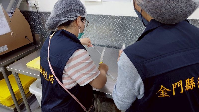 金門某國中畢典餐盒疑釀食物中毒,截至6日下午5時累計已有18名患者,衛生局獲報派員採檢送驗。(圖/中央社)