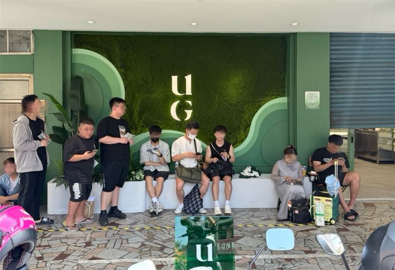 UG在台南民生店插旗,當時舉辦買一送一活動,門前排了長長人龍。(圖/翻攝熱血玩台南臉書粉專)