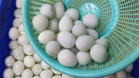 菜市場的鳥蛋都泡在水裡。（圖／翻攝自廖炯程臉書）