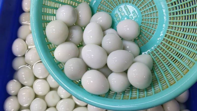 市場鳥蛋都「泡在水裡」！菜販道破1原因