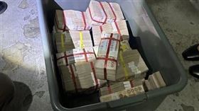 泰國暖武里府一處公寓的居民在垃圾場撿到一個塑膠箱，翻開上方的衣服驚見數疊紙鈔，報警後才知有多達1200萬泰銖（約新台幣1174萬元）。（圖／翻攝自泰網）