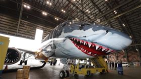 EMBRAER鯊魚機在台亮相巴西航空工業公司（Embraer）推出新款商用噴射客機E190-E2，將鯊魚彩繪在機頭上，在全球巡迴展出，12日在台北松山機場亮相。中央社記者裴禛攝  107年10月12日