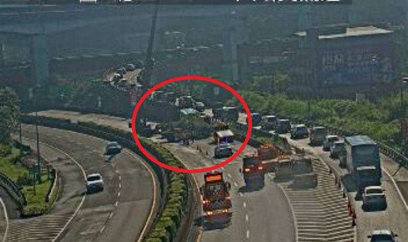 為排除這起事故，道路一度封閉，找來拖吊車協助拖吊。（圖／翻攝自1968APP）