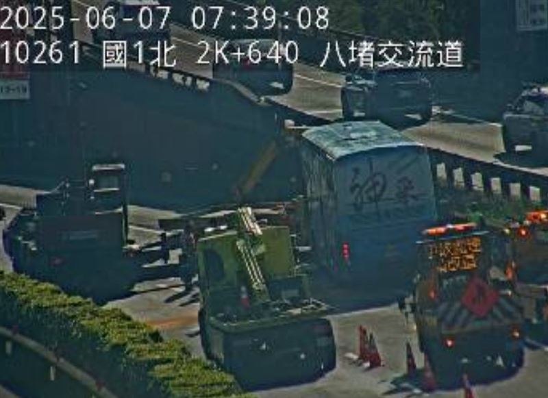 國1北向2.5K公里處，今天（7日）清晨5時15分，驚傳一輛客運翻覆。（圖／翻攝自1968APP）