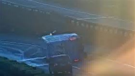 基隆,事故,客運,國道,封閉,拖吊,八堵,翻車,車禍▲圖片描述。（圖／翻攝自1968APP） 