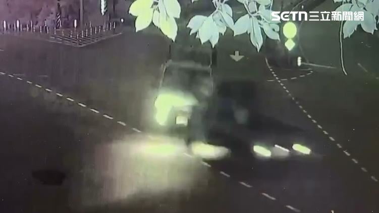 苗栗三灣鄉發生對撞車禍，小貨車闖紅燈撞上另一輛小貨車，釀2人受傷。（圖／翻攝畫面）