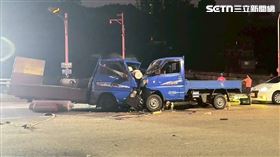 苗栗,對撞,車禍,瓦斯桶,闖紅燈,撞擊瞬間,小貨車（圖／翻攝畫面）