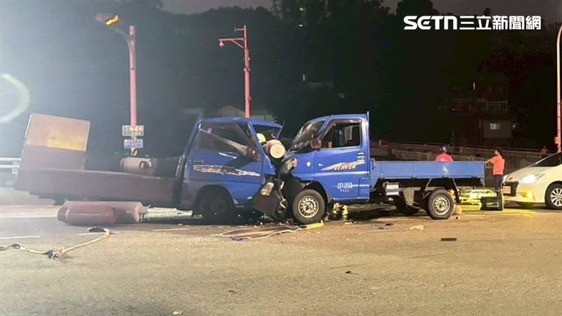 湯男闖紅燈撞上瓦斯行小貨車，瓦斯桶散落一地。（圖／翻攝畫面）