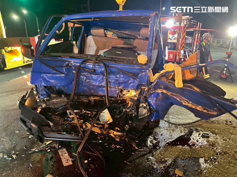 小貨車闖紅燈撞上另一輛小貨車，猛烈撞擊導致2車駕駛受傷。（圖／翻攝畫面）