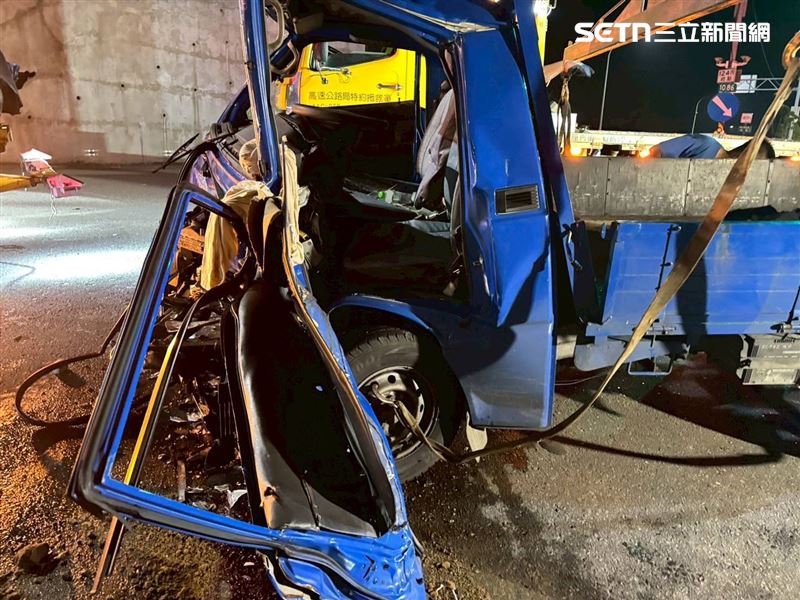 小貨車闖紅燈撞上另一輛小貨車，猛烈撞擊導致2車駕駛受傷。（圖／翻攝畫面）