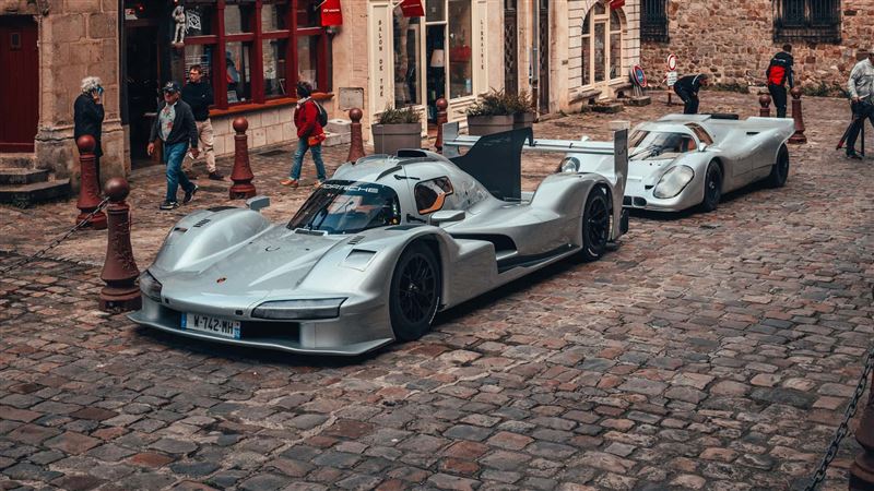 963 RSP由賽車部門、設計總監Grant Larson和彭斯克車隊聯手操刀。(翻攝Porsche)