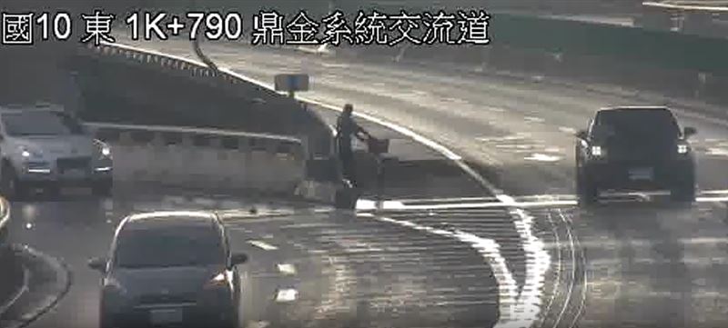 高雄82歲潘姓老翁今天(7日)清晨,因不熟悉路況,騎單車誤闖國道。(圖/翻攝畫面)