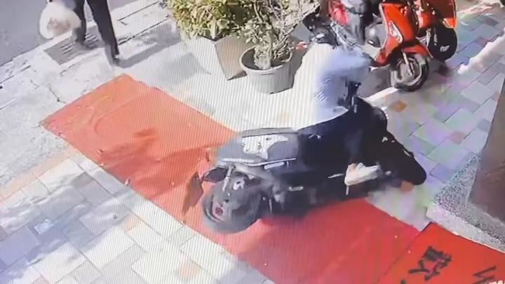 劉婦騎機車「輾過」紅毯後,就摔車導致骨折。(圖/翻攝畫面)