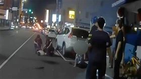 台中,家暴,酒醉,路人,圍毆。（圖／翻攝畫面）