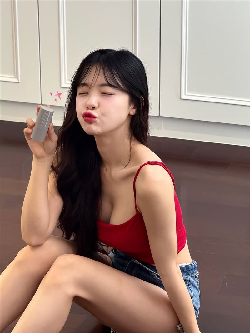 李多慧曬出一系列居家日常照。(圖/翻攝自IG @le_dahye)