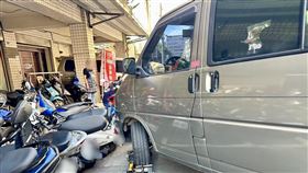 現場一排機車遭拖吊車撞倒。（圖／翻攝畫面）