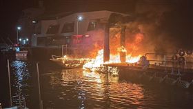 澎湖七美南滬港碼頭高雄籍「川陵號」漁船起火。（圖／翻攝畫面）