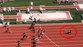 美國,田徑錦標賽,跨欄,比賽,摔倒,前滾翻,冠軍,奪金（圖／翻攝自X）