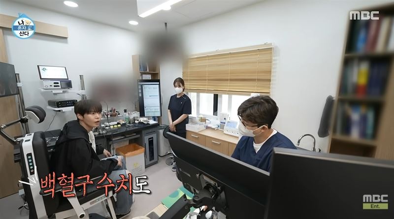 NCT成員道英因感冒服藥引發嚴重過敏反應。(圖/翻攝自MBCentertainment YT)