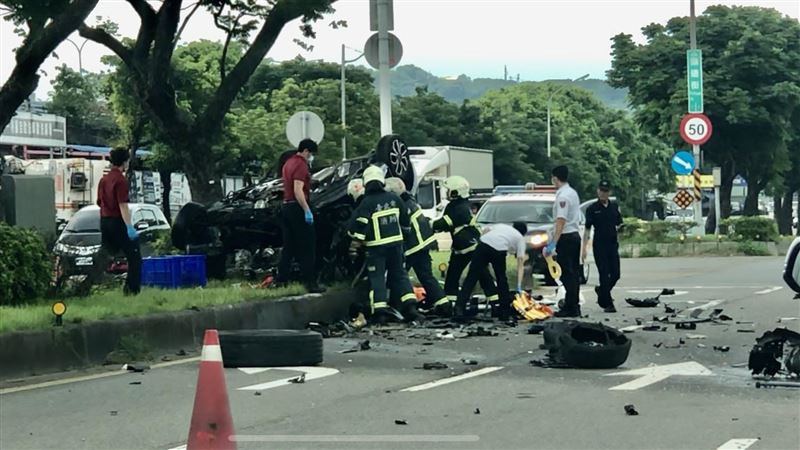 台北市松山區撫遠街,遊覽車碰撞自小客車釀2人不治。(圖/翻攝記者爆料網)