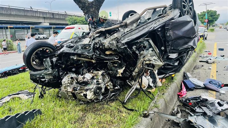 台北市松山區撫遠街,遊覽車碰撞自小客車釀2人不治。(圖/翻攝畫面)