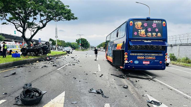 台北市松山區撫遠街,遊覽車碰撞自小客車釀2人不治。(圖/翻攝畫面)