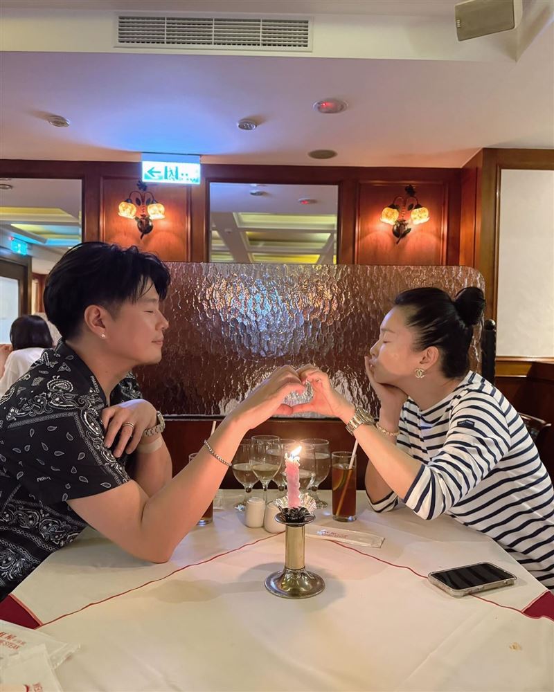藝人六月(蔡君茹)與李易在社群發文放閃慶祝結婚週年。(圖/翻攝自臉書)