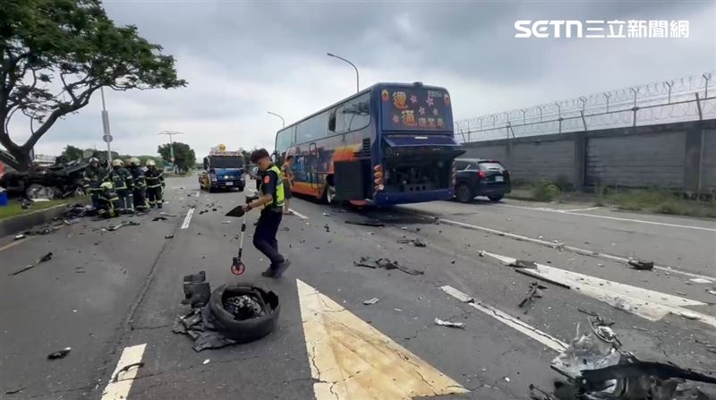 台北松山車禍，小客車母子傷重送醫不治。（圖／翻攝畫面）